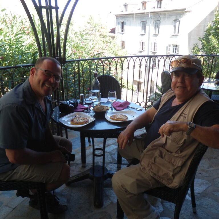 נהנים מאוכל קורסיקני