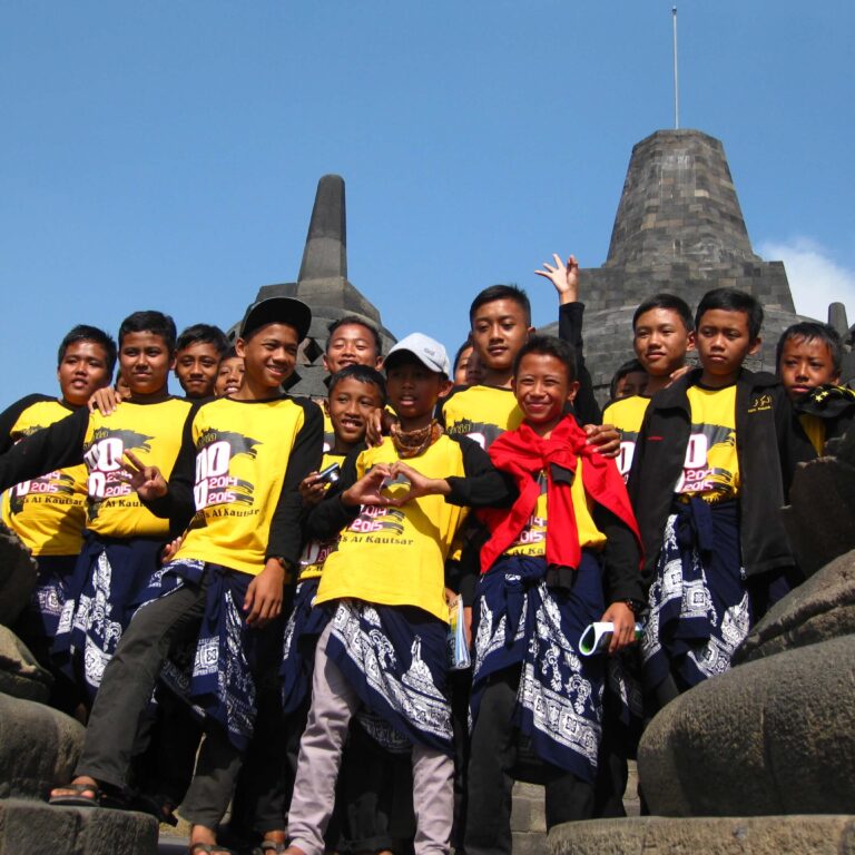 נוער אינדונזי עולה לרגל למקדש