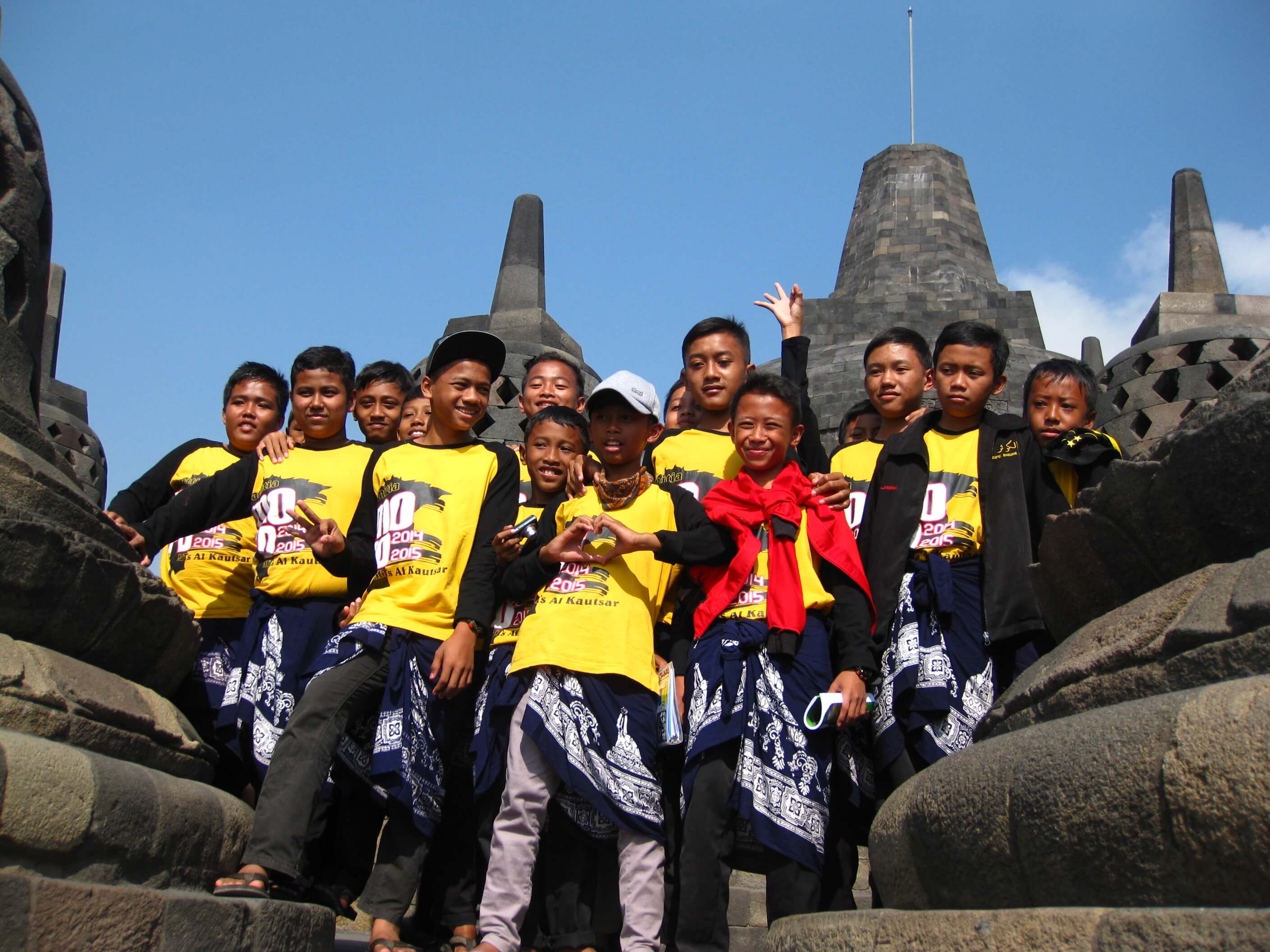 נוער אינדונזי עולה לרגל למקדש
