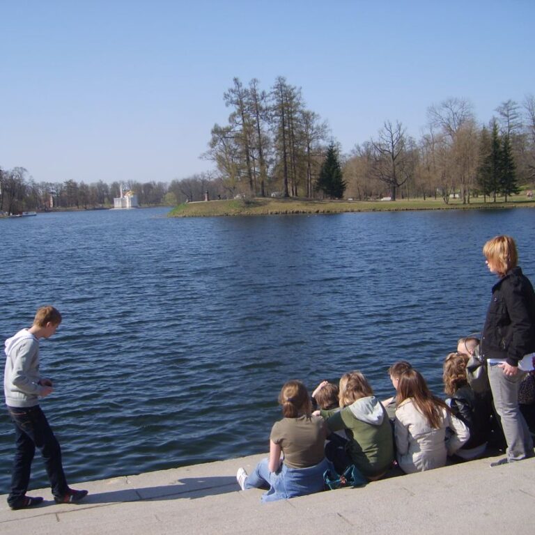 נוער רוסי על שפת האגם בארמון הצאר בסנט פטרסבורג