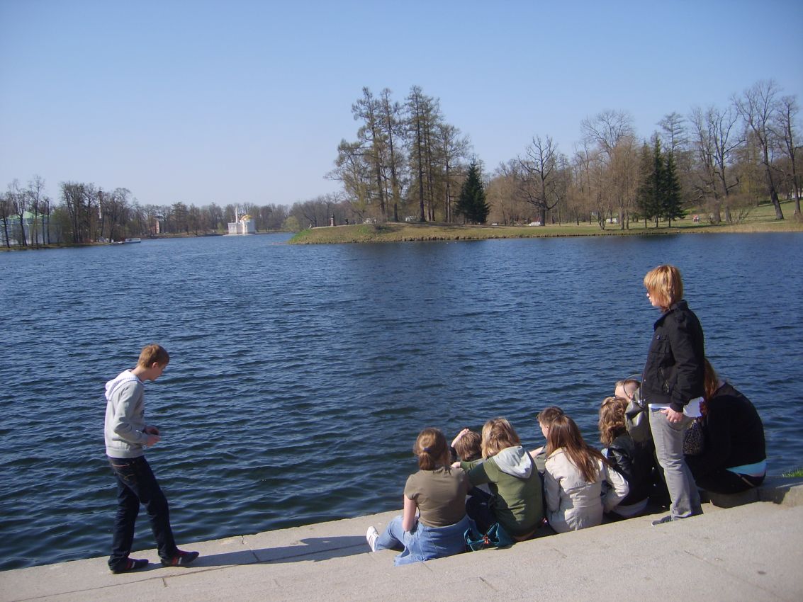 נוער רוסי על שפת האגם בארמון הצאר בסנט פטרסבורג