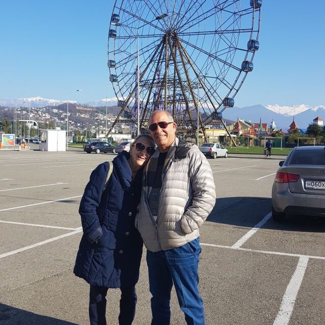 נורית וניסים על רקע גלגל ענק בסוצ'י