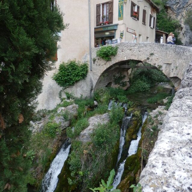 נחל זורם בתוככי כפר בפרובאנס