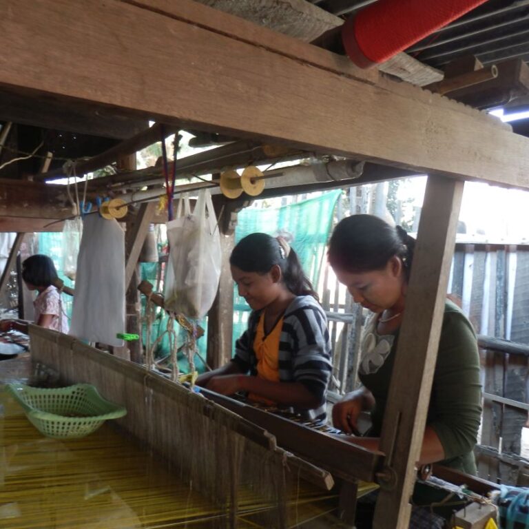 נערות במפעל אריגה מקומי