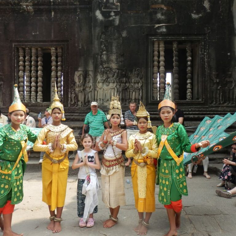 נערות קמבודיות בלבוש מסורתי