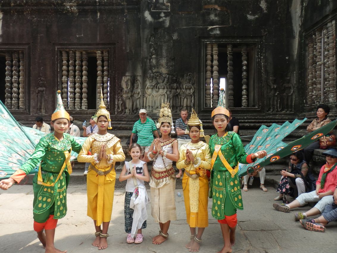 נערות קמבודיות בלבוש מסורתי