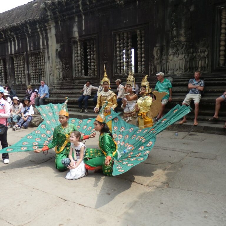 נערות קמבדיות בלבוש מסורתי באחד המקדשים