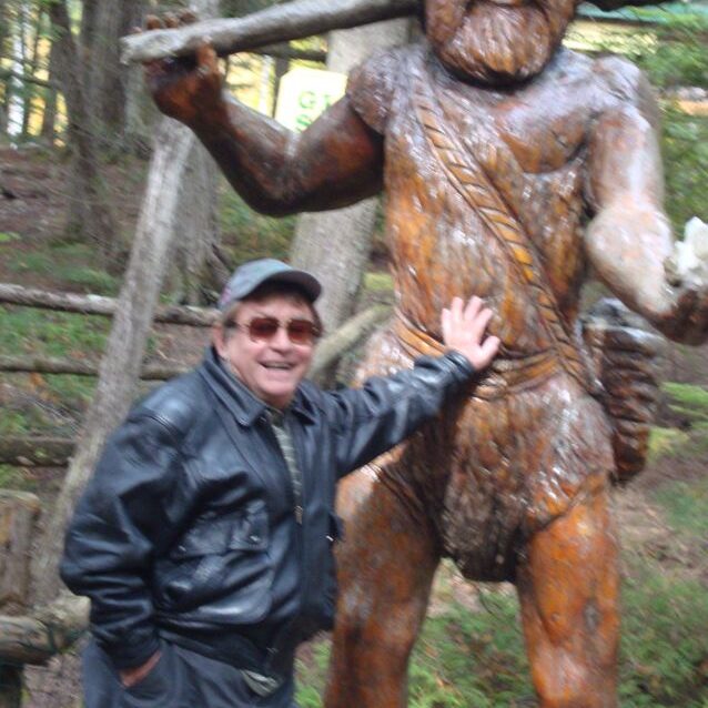 נשען על איש העץ בהרי אדירונדק