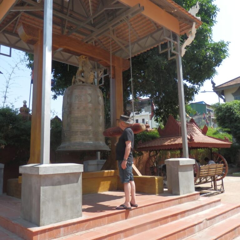 נתן בודק את הפעמון הקורא לתפילות