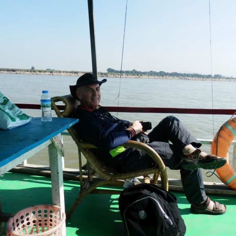 נתן נח בשלווה סטואית על הנהר הבורמזי