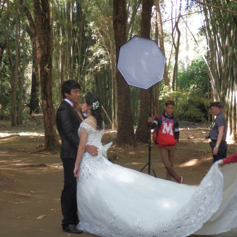 נתן מביים חתונה בורמזית בתוככי יער עבות