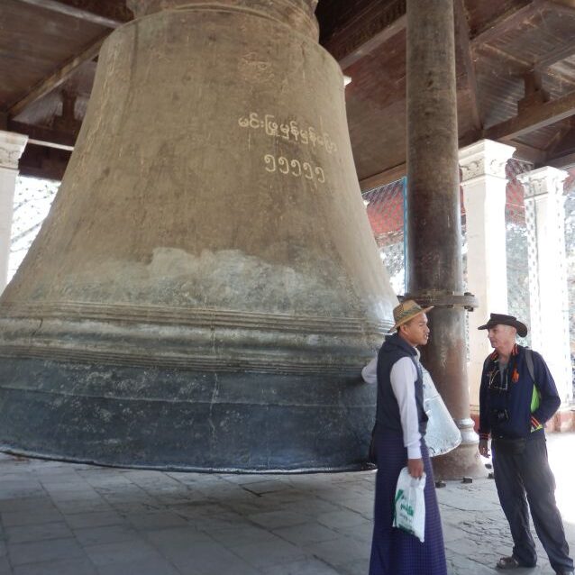 נתן מנהל דיון עם נזיר בורמזי על הפעמון לתפילה, עדיף בהחלט על מואזין