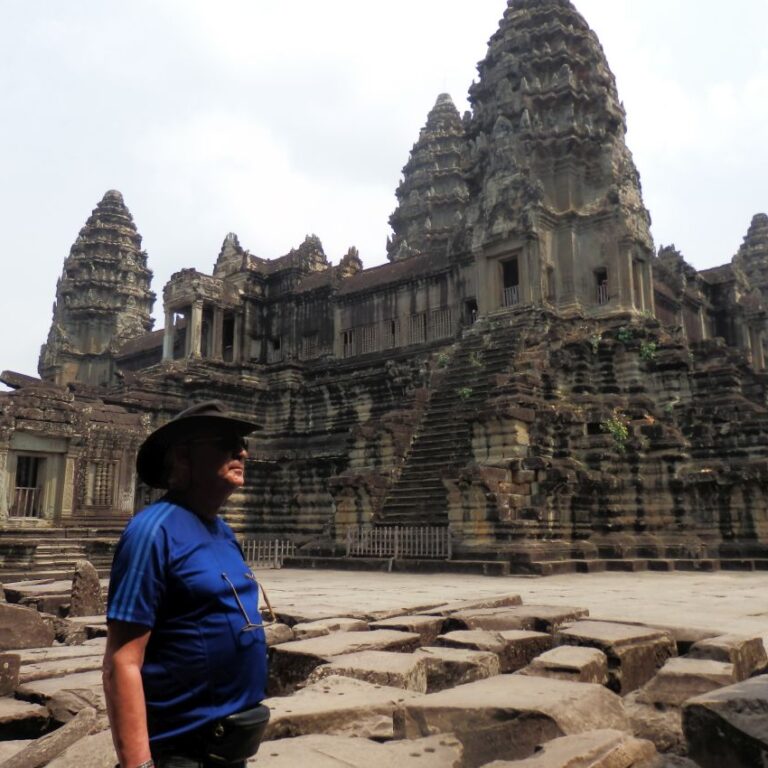 נתן על רקע המקדשים המדהימים של אנגקור וואט