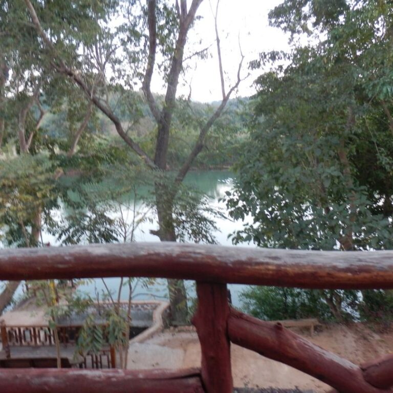 נתן רגוע בלודג' הקסום על שפת הנהר הבורמזי