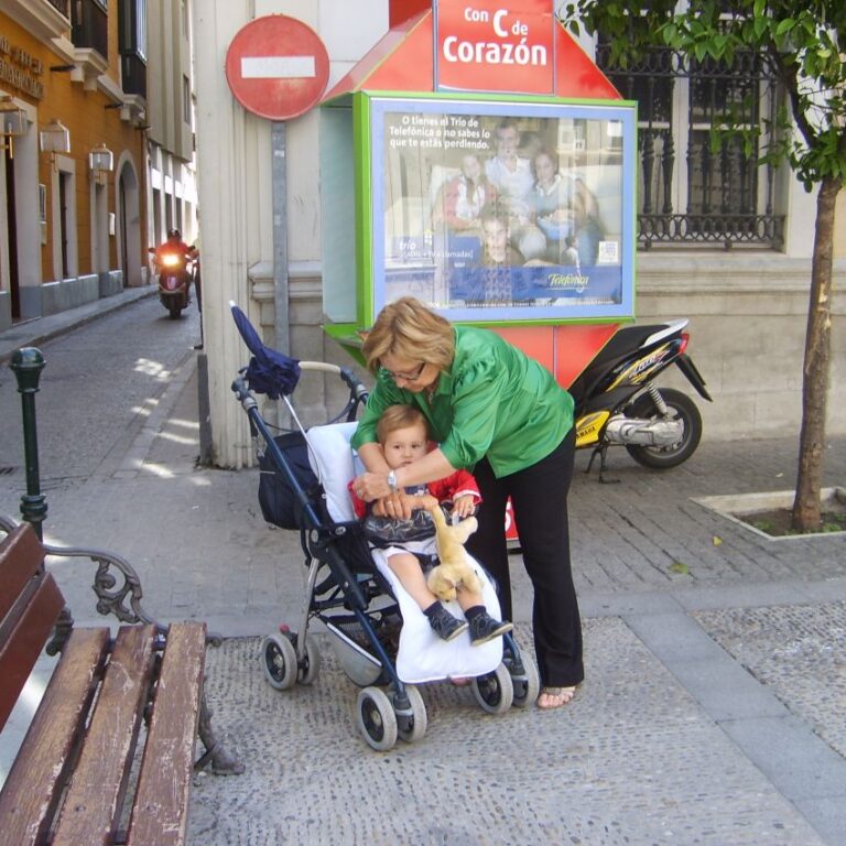 סבתא עם הנכד בתקופת הטרום קורונה