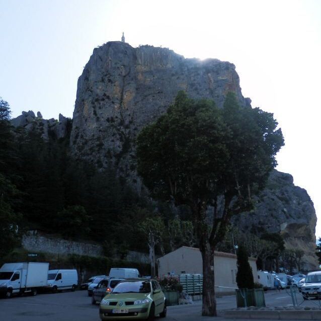 סלע המעיב על החיים בעיירה בדרום צרפת