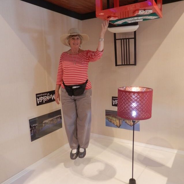 צביה עומדת על הראש במוזיאון בויטוריה