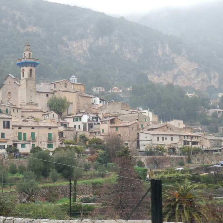 עיירה ספרדרית בחגווי הרי הפירנאים