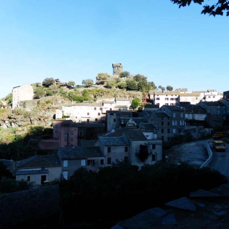 עיירה קורסיקנית בשם סרטנה