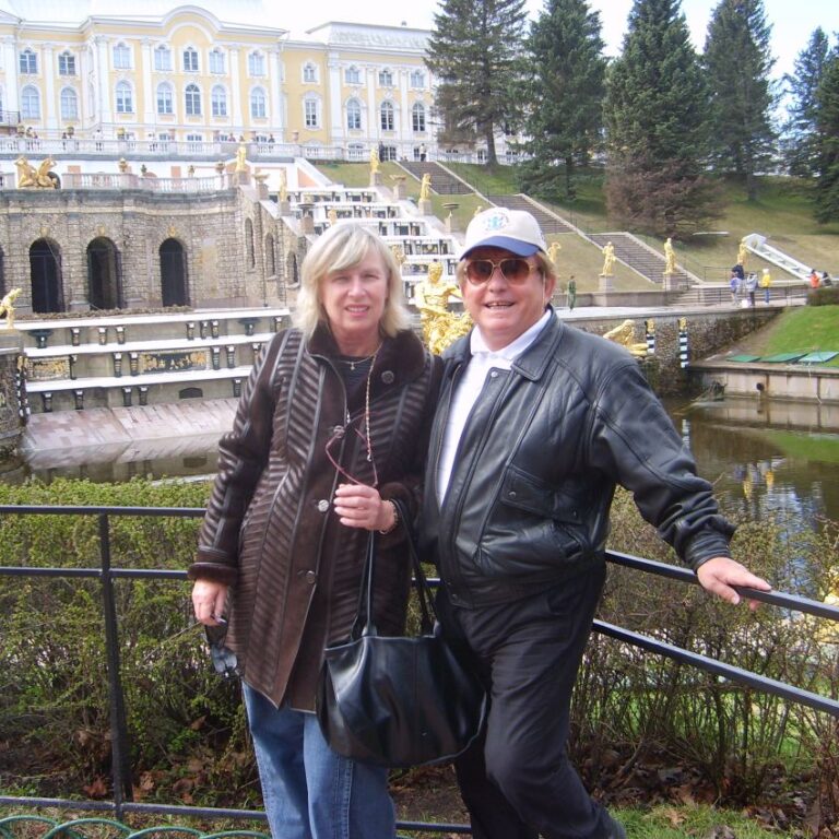 על רקע גני ארמון הצאר בסנט פטרסבורג