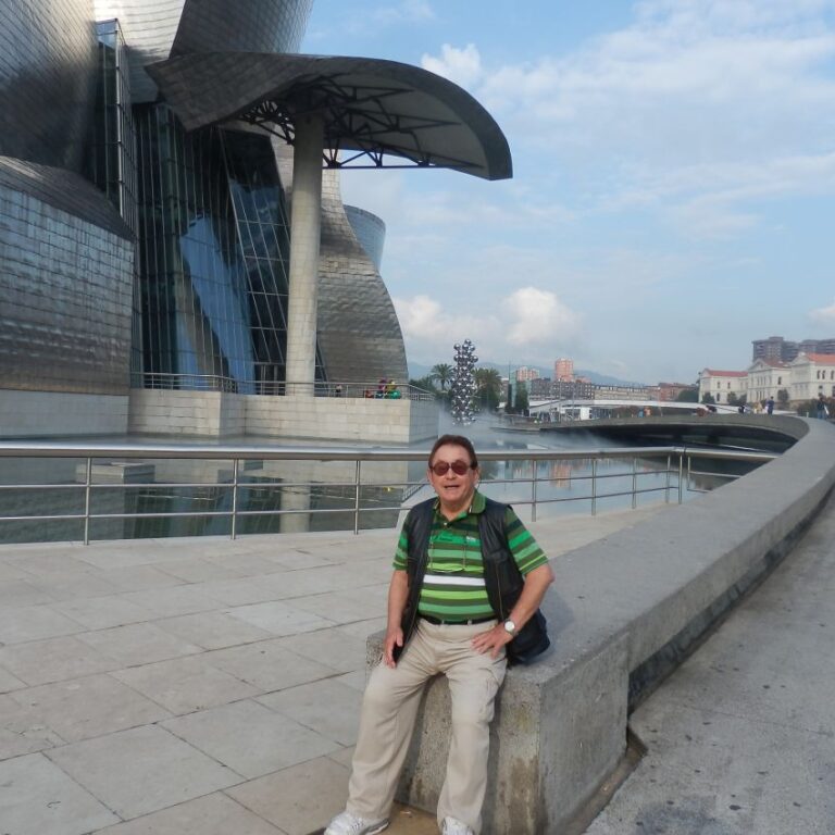 על רקע המוזיאון בבילבאו