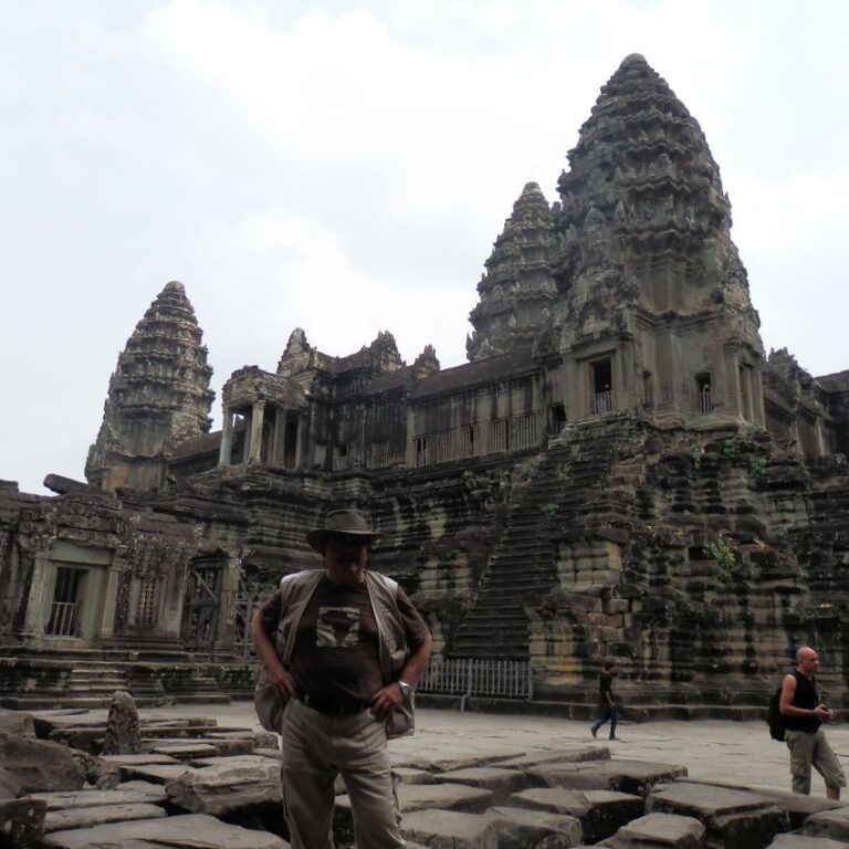 על רקע המקדשים המדהימים