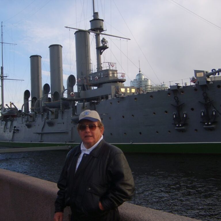 על רקע ספינת המלחמה שמלחיה הציתו את המהפכה הרוסית