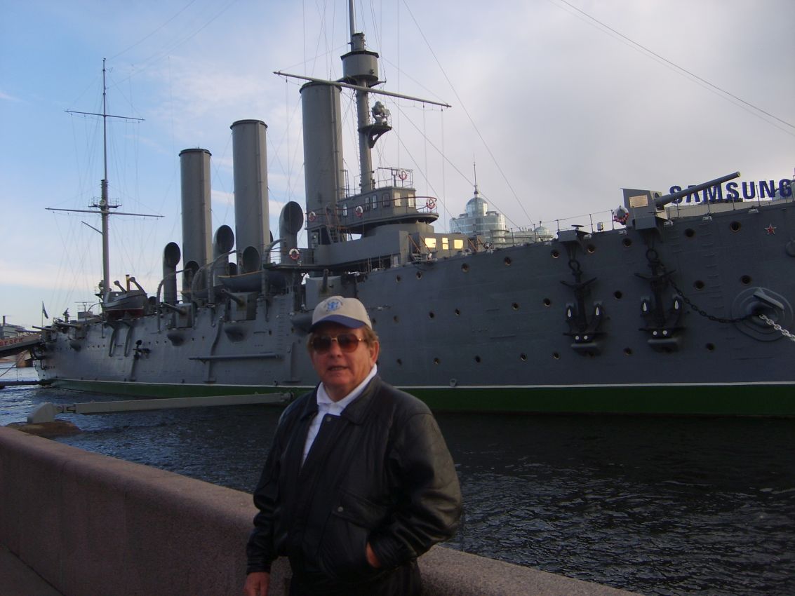 על רקע ספינת המלחמה שמלחיה הציתו את המהפכה הרוסית