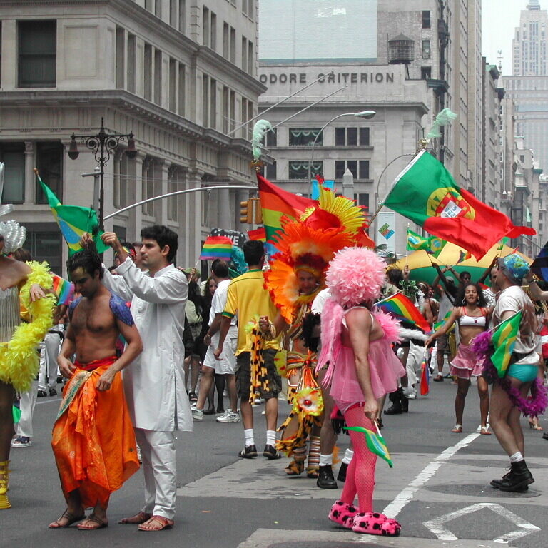 עליזים במצעד הגאים בניו יורק