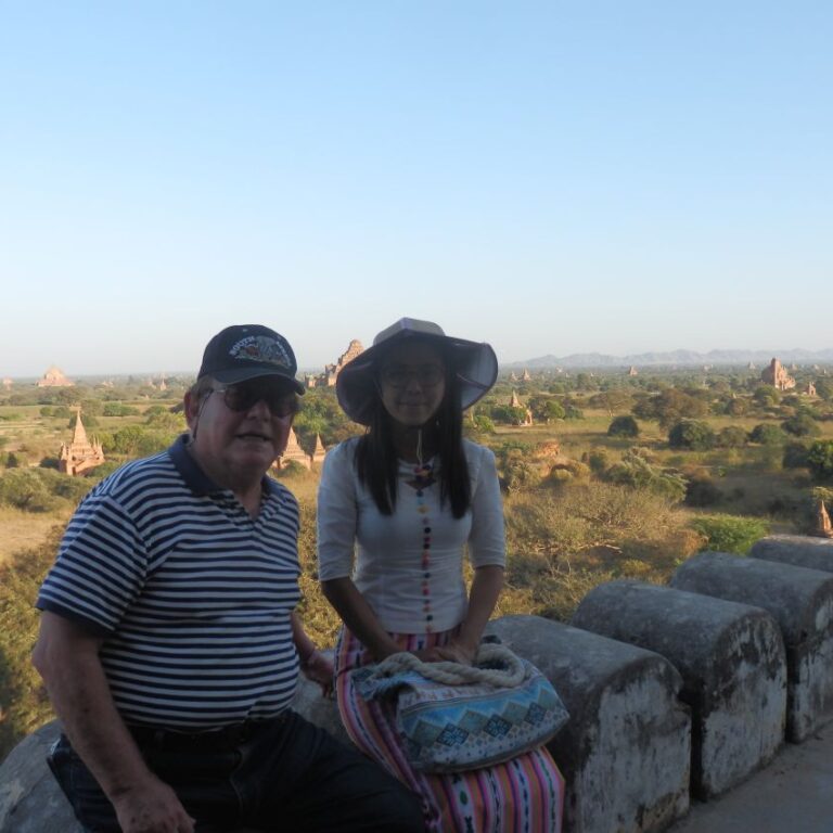 עם המדריכה המקומית ממתינים על גג המקדש לשקיעה