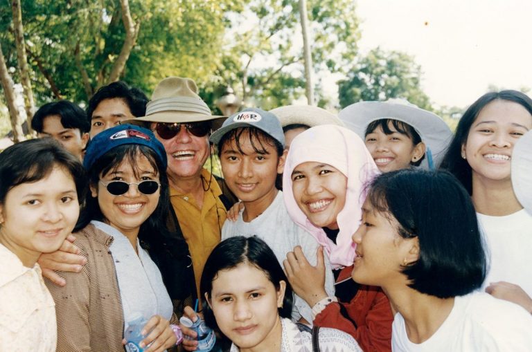 עם מעריצות מוסלמיות באינדונזיה