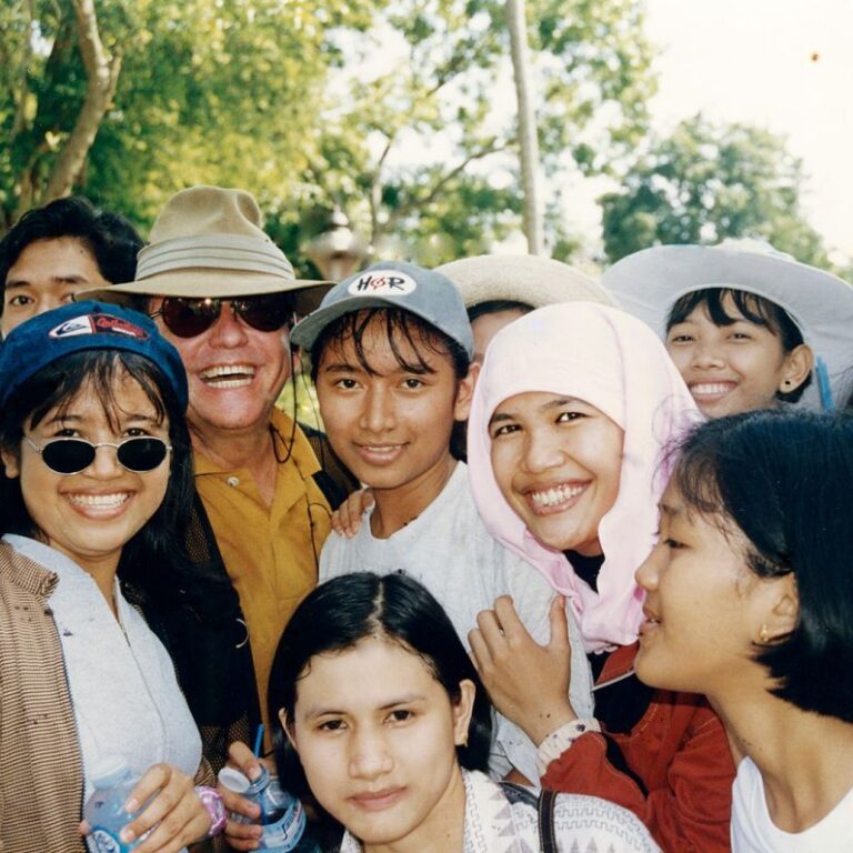 עם מעריצות מוסלמיות באינדונזיה