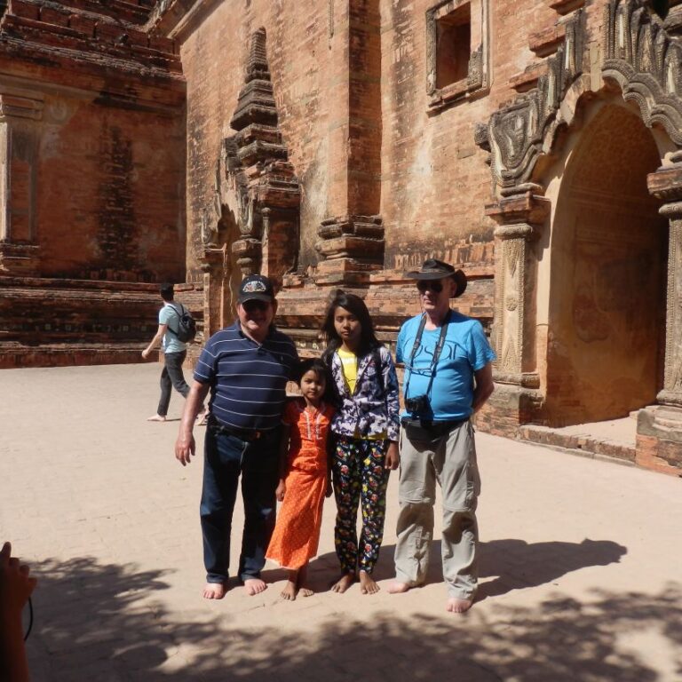 עם נערות מקומיות במקדש אננדה עם 4 פסלי בודהא ענקיים