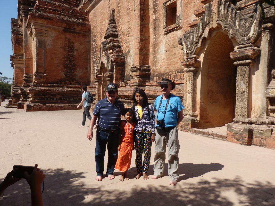 עם נערות מקומיות במקדש אננדה עם 4 פסלי בודהא ענקיים
