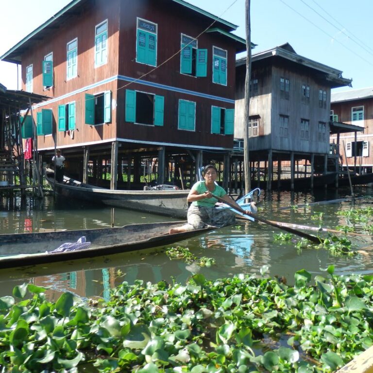 עקרות בית נעות ברכב צף באגם אינלה