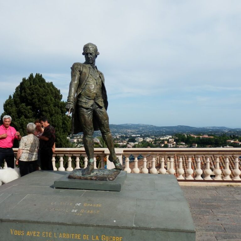 פסל על מרפסת המשקיפה על נוף בפרובאנס