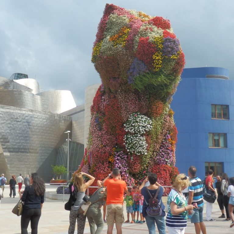 פסל פרחוני במוזיאון גוגנהיים בבילבאו