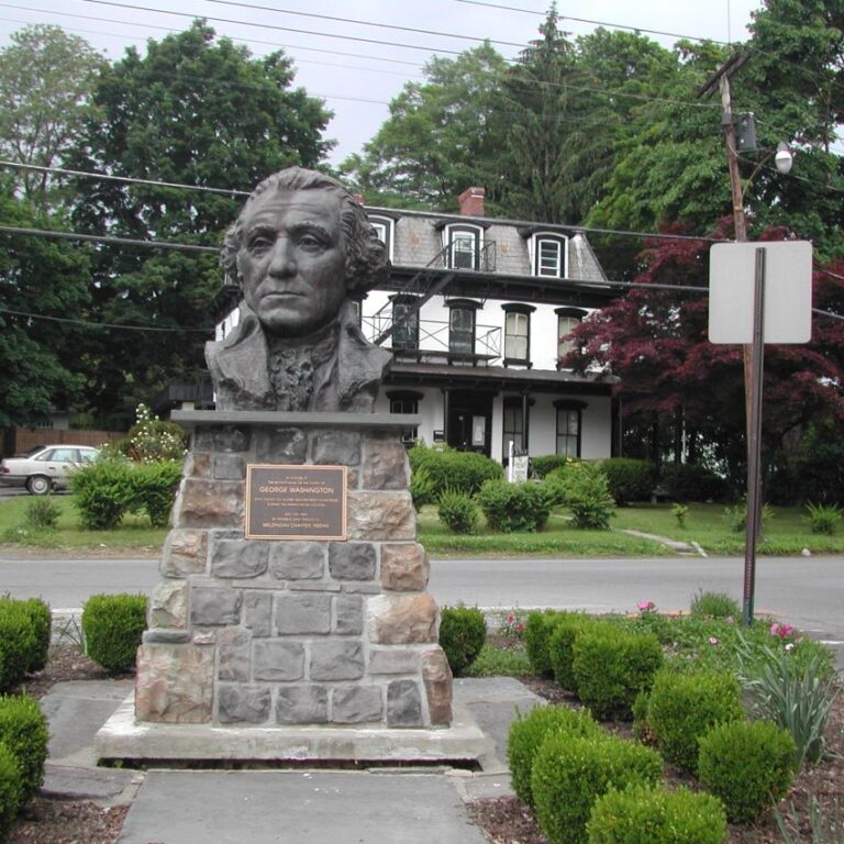 פסלו של ג'ורג וושינגטון בטרי טאון