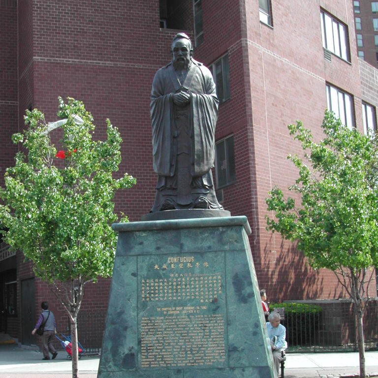 פסלו של קונפיציוס בכניסה לצ'יינה טאון בניו יורק
