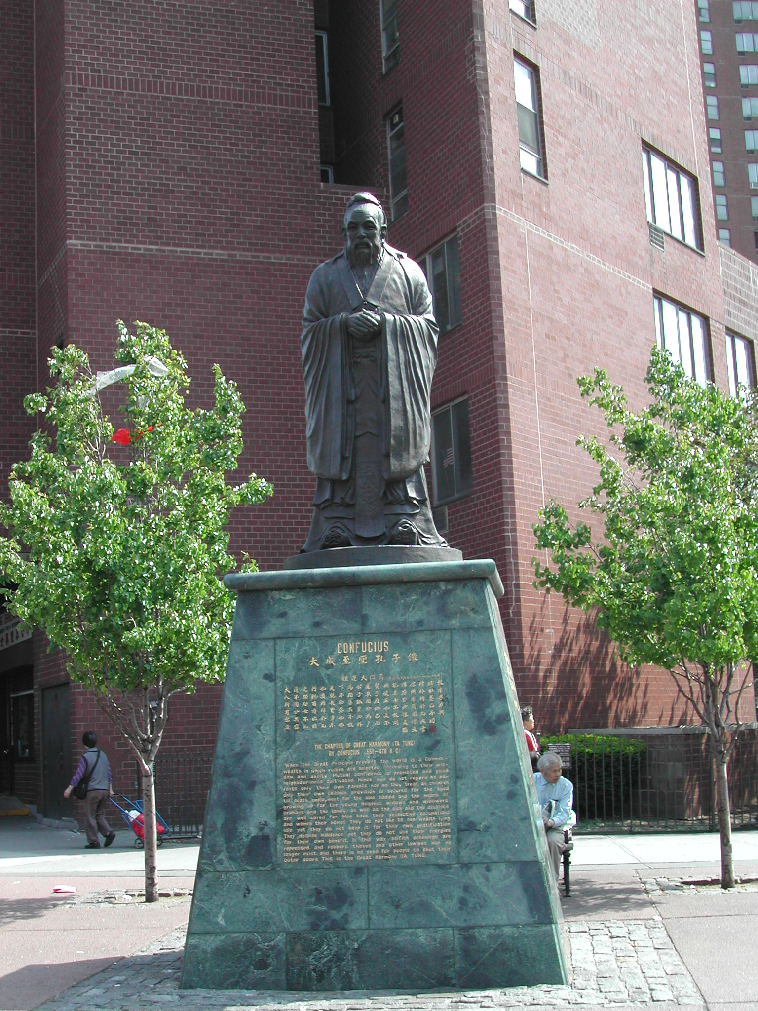 פסלו של קונפיציוס בכניסה לצ'יינה טאון בניו יורק