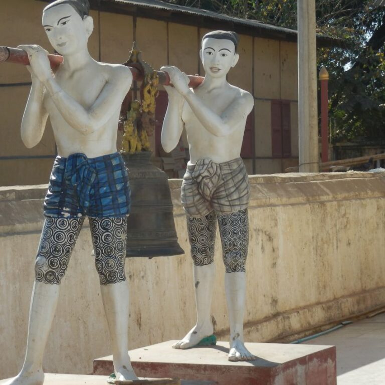 פסל של נערים הנושאים פעמון למקדש