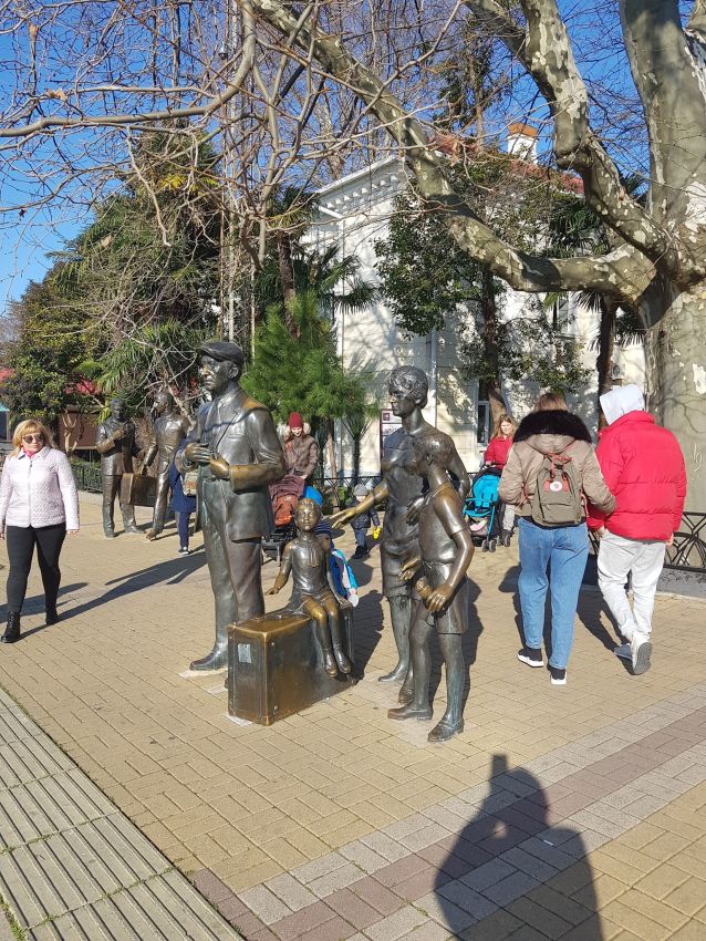 פסלי רחוב בטיילת של סוצ'י