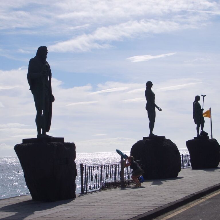 פסלים על שפת הים בטננריף