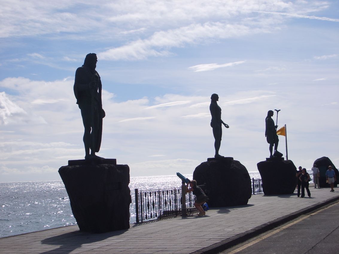 פסלים על שפת הים בטננריף
