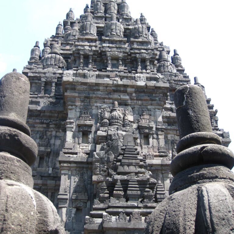 פריט באחד מכיפות המקדשים