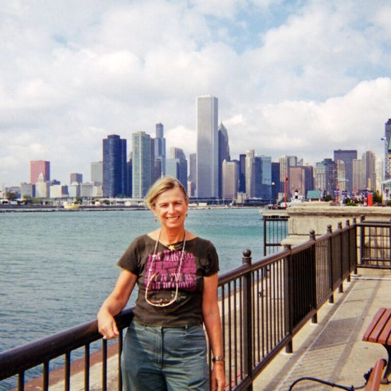 צביה על רקע שיקאגו וקו הרקיע שלה