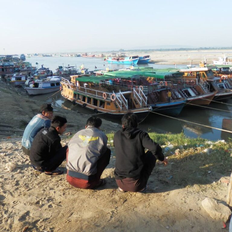 צי הספינות בבאגאן היוצא לצלם עם תיירים את השקיעה מעל הנהר