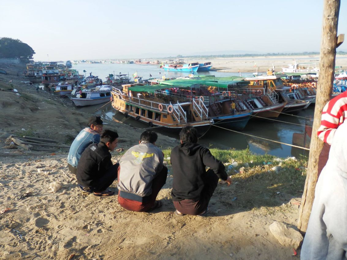 צי הספינות בבאגאן היוצא לצלם עם תיירים את השקיעה מעל הנהר