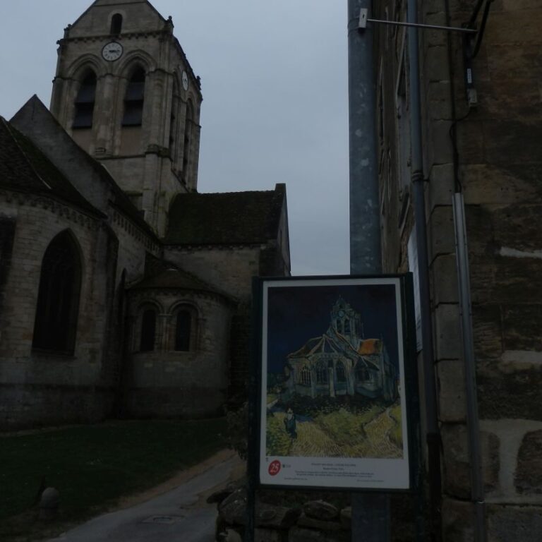 ציור של ואן גוך על רקע הבית ששימש לו כמודל