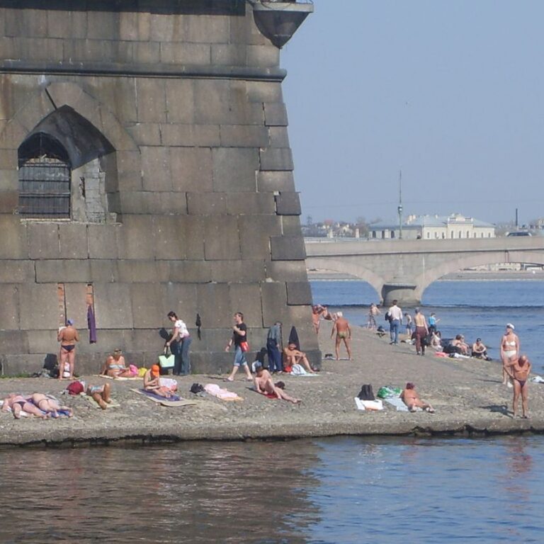 צעירים רוסים נהנים משמש קייצית למרגלות המצודה